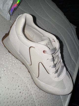 Zapatillas Skechers Beige y Dorado nuevas con caja