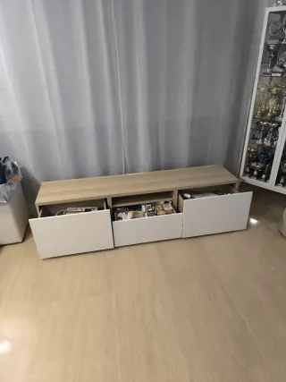 Mueble Tv beige y blanco con 3 cajones y estante