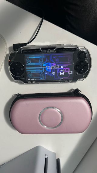 PSP 2000 con cargador, funda protectora y funda