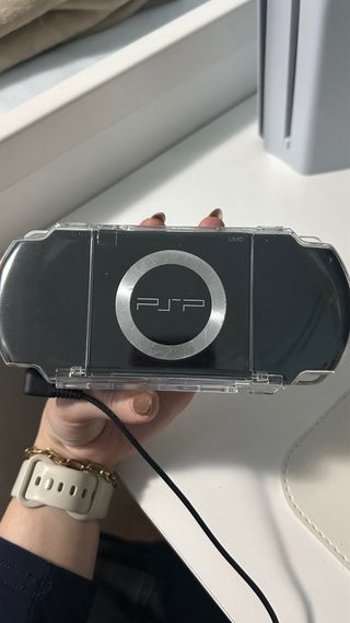 PSP 2000 con cargador, funda protectora y funda