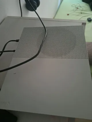 Xbox One 500GB Blanca + Mando y 2 Juegos