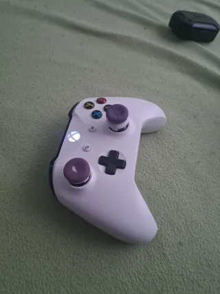 Xbox One 500GB Blanca + Mando y 2 Juegos