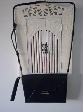 Bolso de mano negro con correa larga