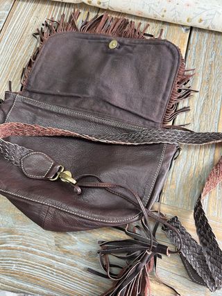 Bolso de cuero con flecos