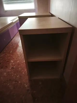 Cama infantil con cajones,mesita y estantería.