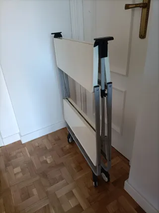 Mesa camarera plegable.