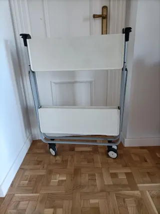 Mesa camarera plegable.