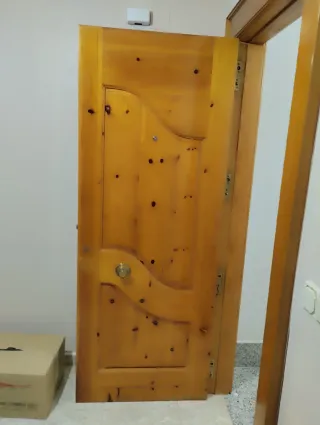 Puerta de entrada vivienda madera 2'10alt-0'80anch