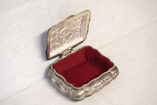 Antigua caja de baratijas de metal