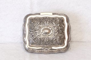 Antigua caja de baratijas de metal