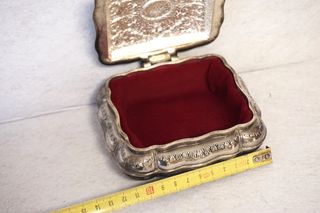 Antigua caja de baratijas de metal