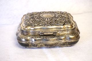 Antigua caja de baratijas de metal