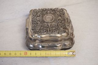 Antigua caja de baratijas de metal