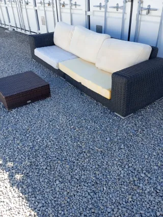 Divano da giardino e tavolino in rattan