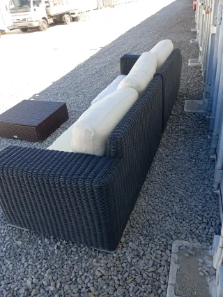 Divano da giardino e tavolino in rattan