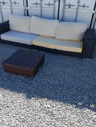 Divano da giardino e tavolino in rattan