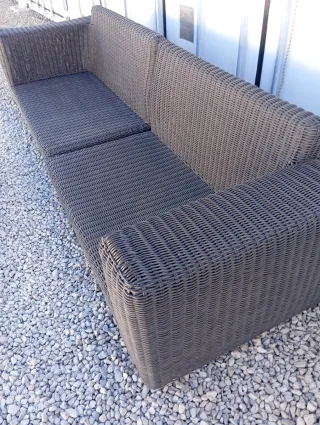 Divano da giardino e tavolino in rattan