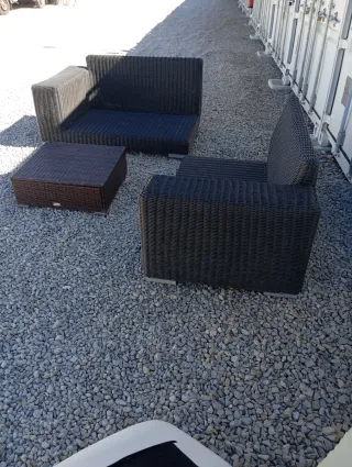 Divano da giardino e tavolino in rattan