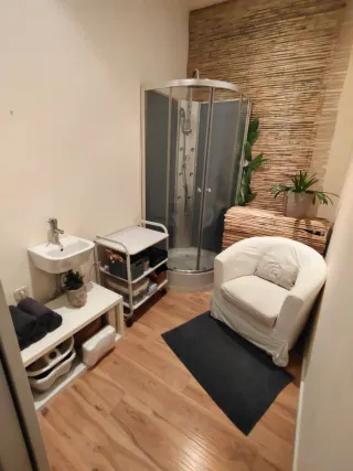 Centro de estética y quiromasaje haciendo esquina!