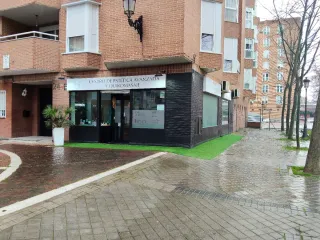 Centro de estética y quiromasaje haciendo esquina!