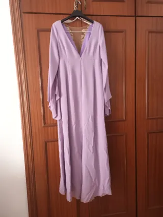 Vestido lila escotado Ana Torres