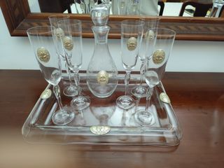 Vassoio in cristallo con flute da champagne e liquoriera
