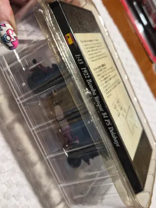 Auto d'epoca rosso in scatola