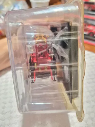 Auto d'epoca rosso in scatola