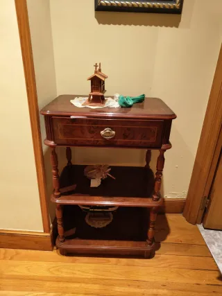 Mesa auxiliar de madera con cajón