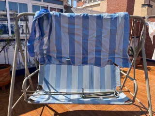 Columpio de jardín con cojín azul