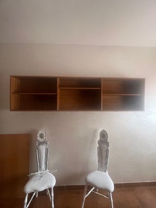 Estantería de madera marrón