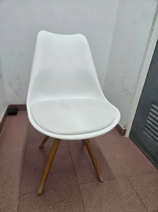 4 Sedie Nordiche Bianche con Gambe in Legno