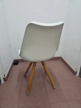 4 Sedie Nordiche Bianche con Gambe in Legno