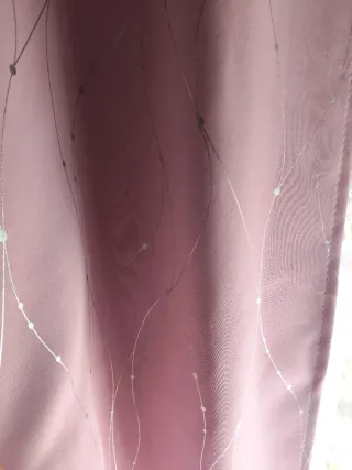 Cortinas rosas con detalles plateados