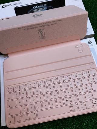 HOU funda Teclado iPad A16 11gen 2025 rosa Ñ