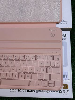 HOU funda Teclado iPad A16 11gen 2025 rosa Ñ