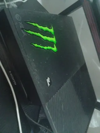 Xbox One Negro con Diseño Monster Energy