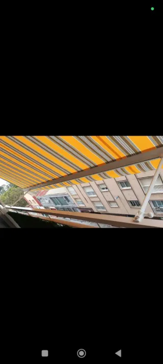 Tenda a strisce gialle e grigie