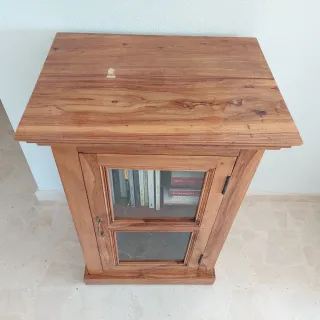 Vitrina de teka con puerta de cristal