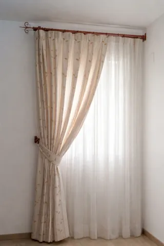 Cortina dormitorio con visillo beige