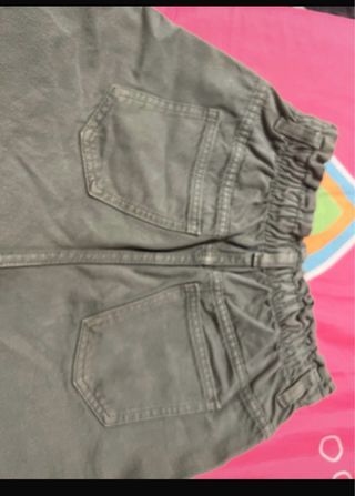 Pantalón vaquero verde con botones de Mango