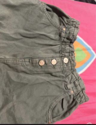 Pantalón vaquero verde con botones de Mango