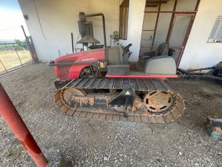 Tractor de cadenas con bulldozer frontal
