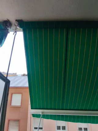 Tenda in tela verde e gialla