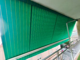 Tenda in tela verde e gialla