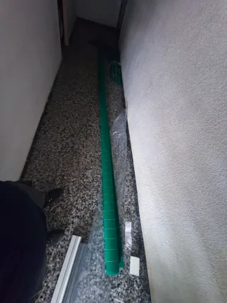 Tenda in tela verde e gialla