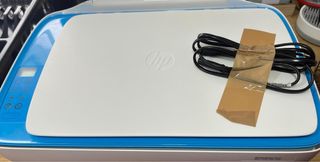 Impresora HP Azul y Blanca