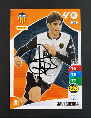 Cromo Javi Guerra Adrenalyn XL firmado a mano.