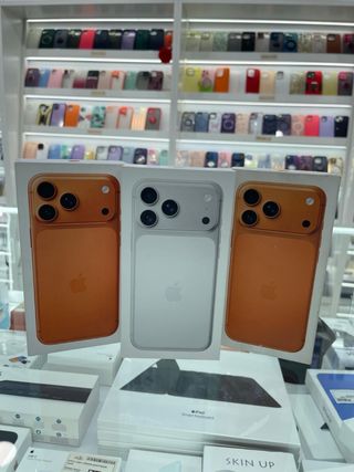 iPhone 17 Pro Max Naranja y Plateado