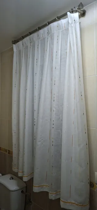 Cortina de Baño Blanca con Detalles Dorados